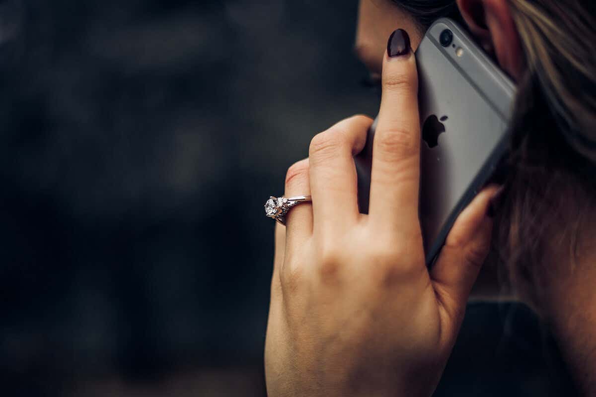 You are currently viewing Πώς να αλλάξετε τον αριθμό των κουδουνισμάτων πριν το iPhone σας μεταβεί στον τηλεφωνητή