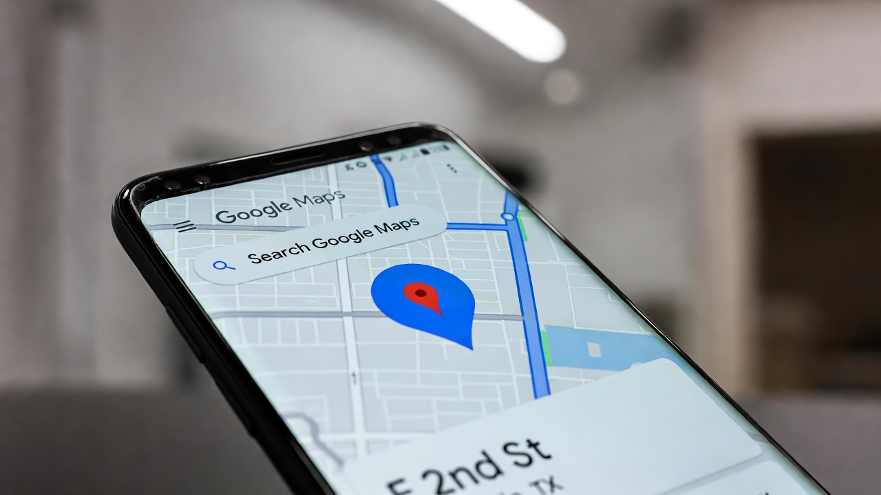 Πώς να ενεργοποιήσετε το ταχύμετρο στους Χάρτες Google