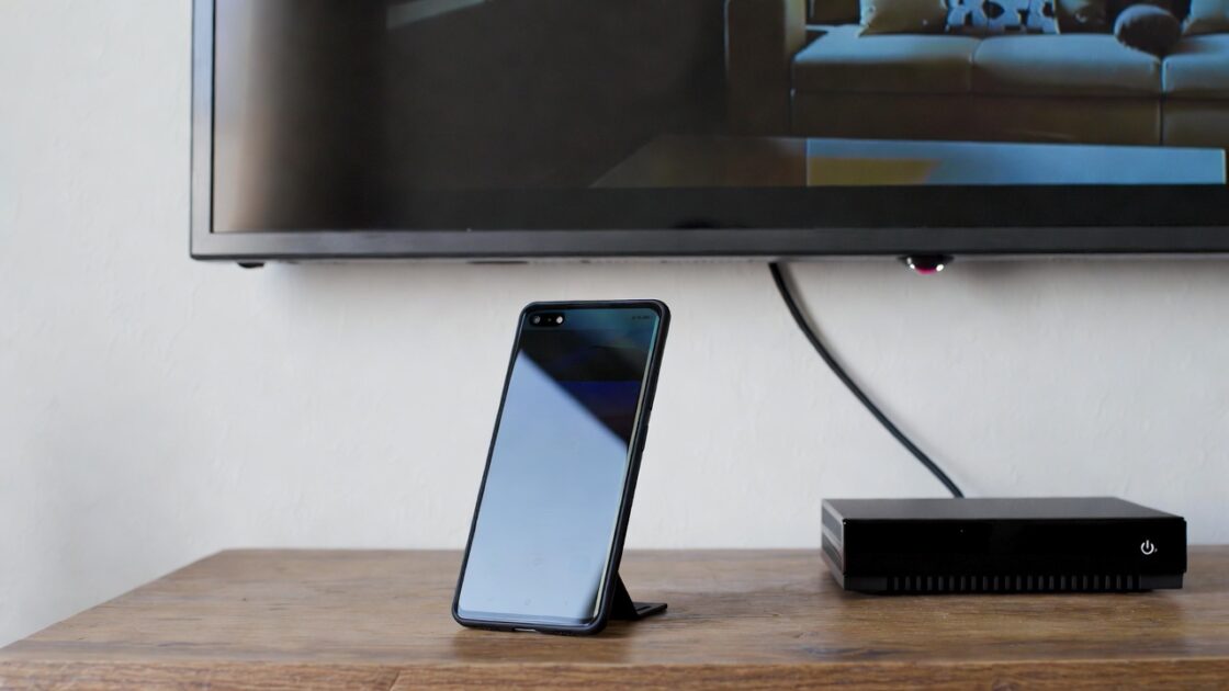 Μάθετε πώς να χρησιμοποιείτε το κινητό σας τηλέφωνο ως διακομιστή DLNA και να στέλνετε ταινίες και σειρές μέσω Wi-Fi στην τηλεόρασή σας χωρίς καλώδια ή επιπλέον υλικό.