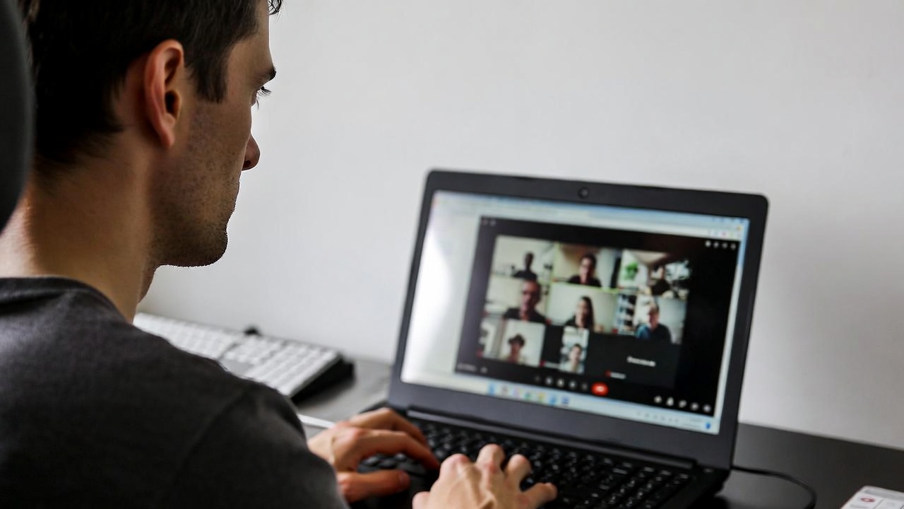 Βασικές συμβουλές για τη βελτίωση της ποιότητας ήχου στις βιντεοκλήσεις