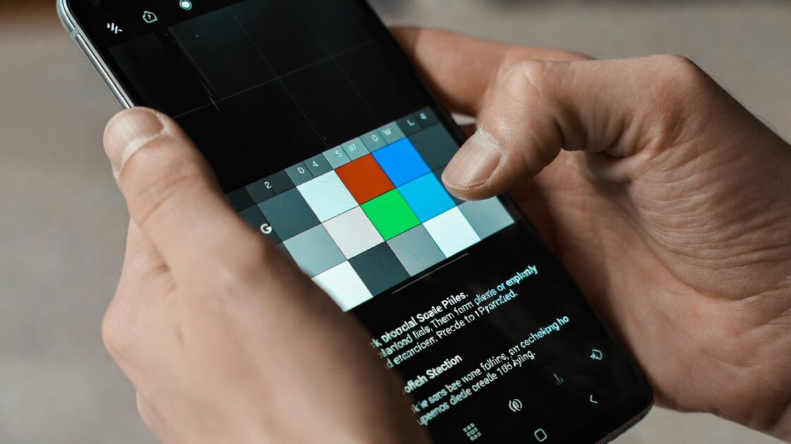 Μάθετε πώς να χρησιμοποιείτε το κινητό σας τηλέφωνο για να βαθμονομείτε το χρώμα και την αφή σε οθόνες και οθόνες, βήμα προς βήμα και χωρίς ακριβό υλικό. Βελτιώστε την όρασή σας και προστατέψτε την όρασή σας.