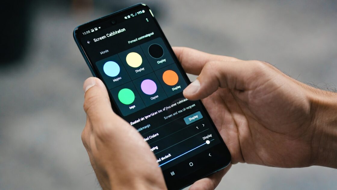 Μάθετε πώς να χρησιμοποιείτε το κινητό σας τηλέφωνο για να βαθμονομείτε το χρώμα και την αφή σε οθόνες και οθόνες, βήμα προς βήμα και χωρίς ακριβό υλικό. Βελτιώστε την όρασή σας και προστατέψτε την όρασή σας.