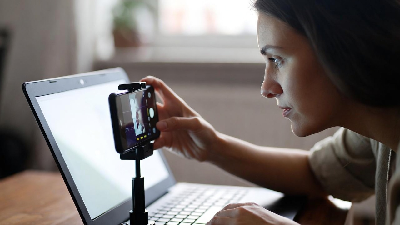 Πώς να χρησιμοποιήσετε το κινητό σας τηλέφωνο ως κάμερα web 4K