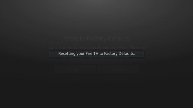Οθόνη με το μήνυμα Resetting your Fire TV to Factory Defaults