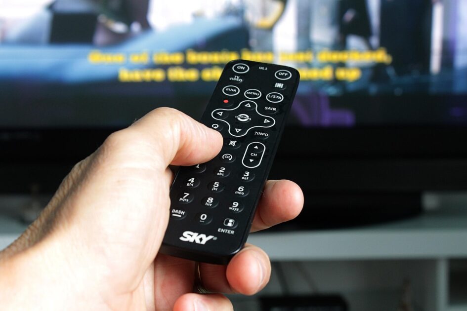 Συσκευή streaming Fire TV με τηλεχειριστήριο για εισαγωγή Downloader Codes